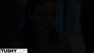Lana Rhoades seggét egy csoki manus bassza