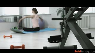 Jogázó tini spinét dug popóba az edő