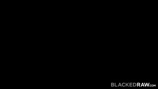 BlackedRaw - Oxana Chic fiatal hölgyemény rábukik a faszra