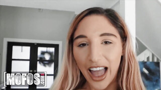 Mofos - Abella Danger élvezi ha lovagol