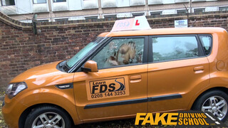 Fake Driving School - brutálisan hatalmas keblű világos szőke nő
