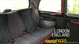 FakeTaxi - műcsöcsös nőci szeret herét nyalni