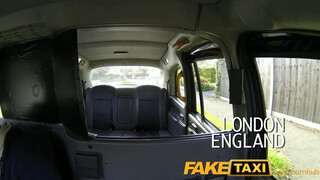 FakeTaxi - méretes seggű spiné kúrni akar