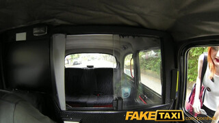 FakeTaxi gyönyörű vörös spiné extra kannákkal