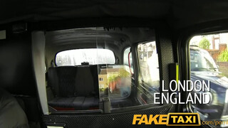 FakeTaxi világos szőke puncit nem nagyon zavarja az idősebb pénisz