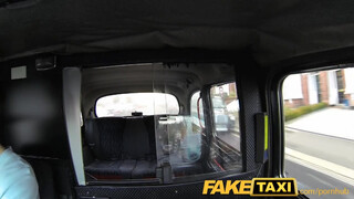 FakeTaxi szexy kiscsaj engedi popóba is