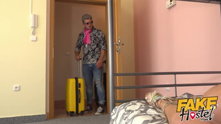 Fake Hostel szűk pinájú olasz bige és dupla fallosz