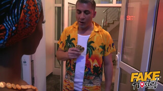 Fake Hostel afrikai kisasszony és egy latina pina közösen