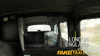 FakeTaxi - telt fekete hajú picsa pénzért mindent bevállal