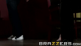 Brazzers - Keiran Lee egyszerre basz meg kettő hölgyeményt