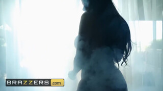 Brazzers - formás szép seggű bige a fürdőkádban