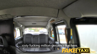 FakeTaxi nimfomániás kiscsaj kielégítése