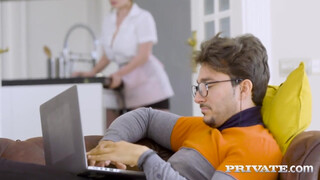 Private-com - Alice Wayne a méretes mellű szobalány