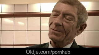 Magyar pornószínész kiscsaj szexel idős sráccal - Oldje