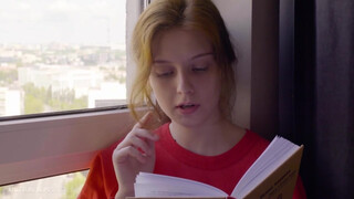 ULTRAFILMS - fullos tini spiné begerjed egy könyvre