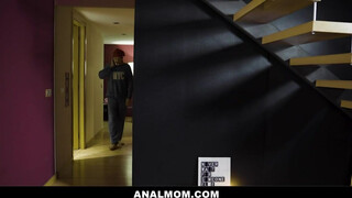 Canela Skin hátsója keményen megrakva - Anal mom