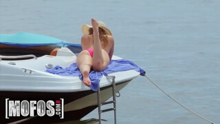 MOFOS - Kezie Madison húsos pici muffja