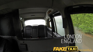FakeTaxi - méretes keblű világos szőke bula
