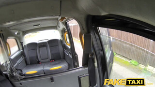 Fake Taxi - Érett nő megrakva a hátsó ülésen