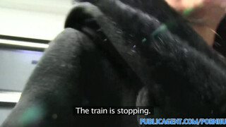 PublicAgent - Pici didkós csajszi a vonaton szop