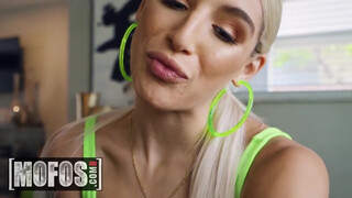 MOFOS - Abella Danger szőrös pinája megdugva