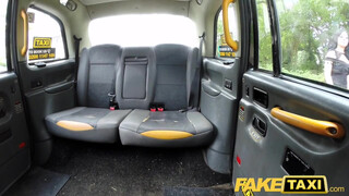 Fake Taxi - Csöcsös kisasszony kefél a hátsó ülésen