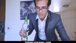 Teens Love anal - fullos lány felkínálja a picsáját