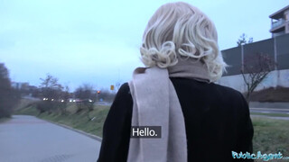 Public Agent - világos szőke barna lány és a vastag dákó