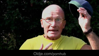 Idős tata popsiba keféli a gyönyörű tinit