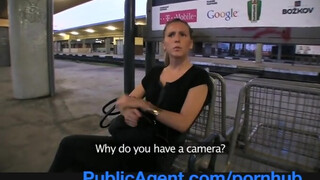 PublicAgent - vonatra váró szomorú kiscsaj