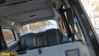 Fake Taxi - Didi Zerati a hatalmas keblű francia lány