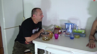 Tiana a hatalmas cicis asszony