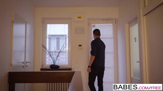 Babes - Paula Shy a méretes csöcsű kiscsaj