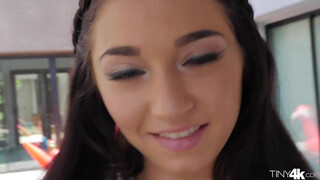 Crystal Rae a méretes tőgyes latina bige