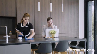 Private com - Marina Gold a méretes seggű szobalány
