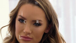 Cali Carter megdöngetve az irodában