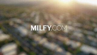 MILFY - Alexis a méretes kannás mami