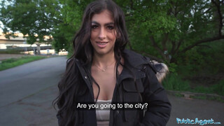 Public Agent - Alicia Trece a fogszabályzós latina csajszi