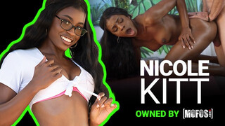 Mofos - Nicole Kitt a izgató hatalmas cicis barna lány
