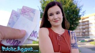 Csinos kicsike Eliss meztelenül pózol amatőr fotózáson