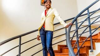 Barna amatőr casting forgatás irodai fotózásra durván megbassza a hatalmas faszú producer