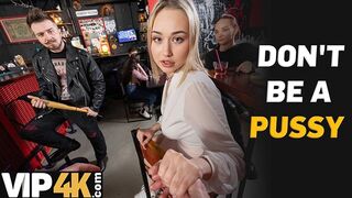 Bátor világos szőke pornófilmes döngeti idegen pasit a bárban