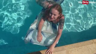 Emma wolf a tüzes csajszi aki a medencében kefél vadul