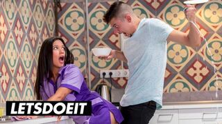 A gyönyörű szobalány Jade Presley kitakarít és cidázza a hatalmas faszkat a forró szálláson