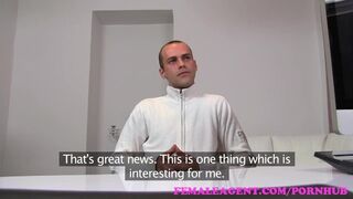 Szexy milf ügynök teszteli a durva férfit