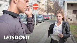 Lenyűgöző turista Silvia Dellai mélyen megrakva egy helyi krapek által
