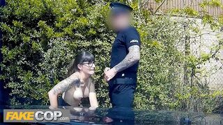 Rendőr megdugja a sötét hajú geek bulát és rálövi a szemüvegére - fake cop