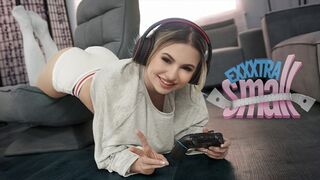 Kicsike tini hölgyemény Aria Banks elkapja magas mostohabátyját Chris Epicet, aki a szobájában kézimunkázza a farka