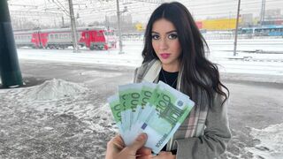 Vonatbéli csábítás: csajt szólítunk meg castingra közvetlenül a szekrényben