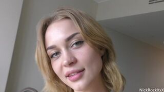 Loren Strawberry szűke tini csajszit anal dugással hódít a szállodában